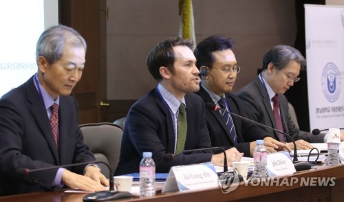 토론하는 학술회의 패널들