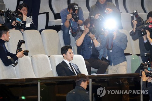 법안 통과 지켜보는 고 윤창호군의 친구