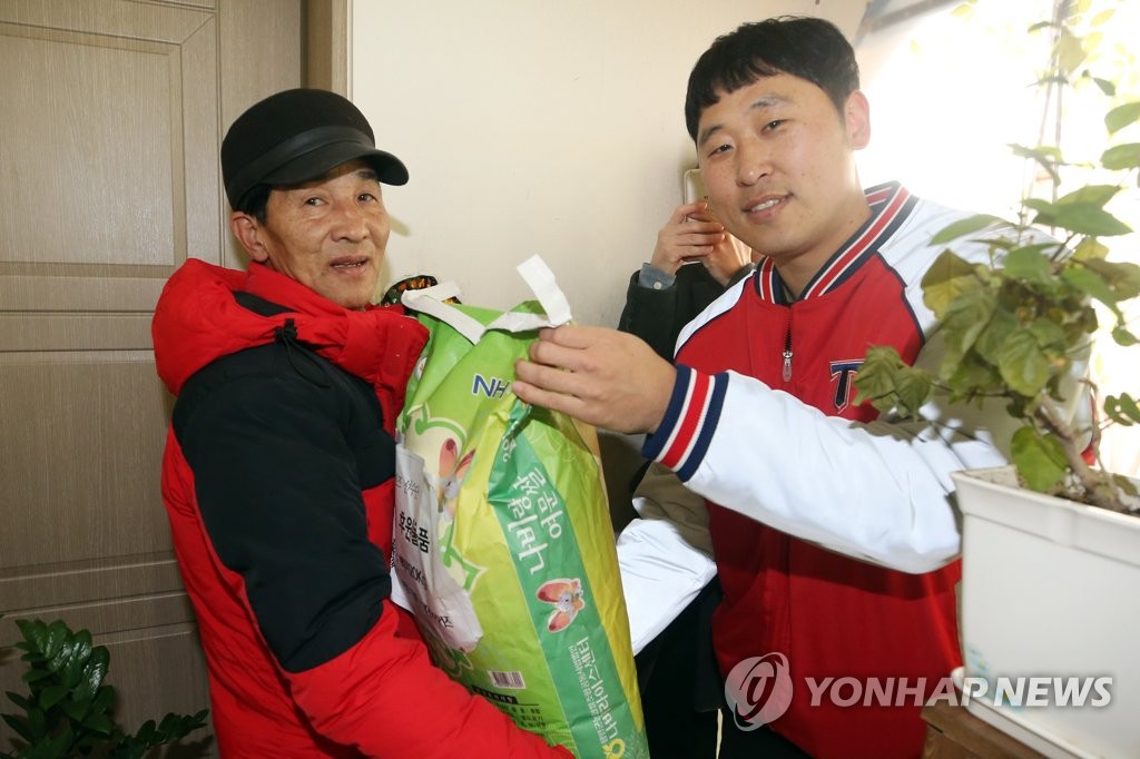 "사랑의 쌀 배달왔습니다"