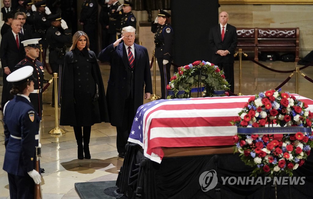 조지 H.W. 부시 前대통령에 거수경례하는 트럼프