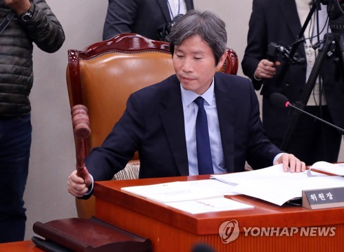 개회 선언하는 이인영 위원장
