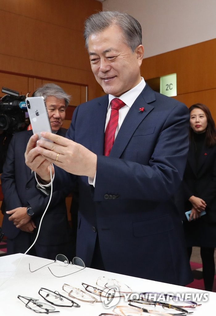 문 대통령, AI 기반 얼굴인식 안경테 제안 기술 체험