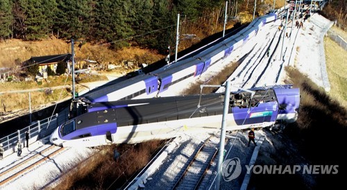 처참하게 꺾인 KTX 열차