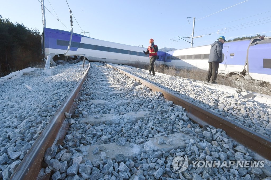 강릉 KTX 열차 탈선…선로에 남은 사고 흔적