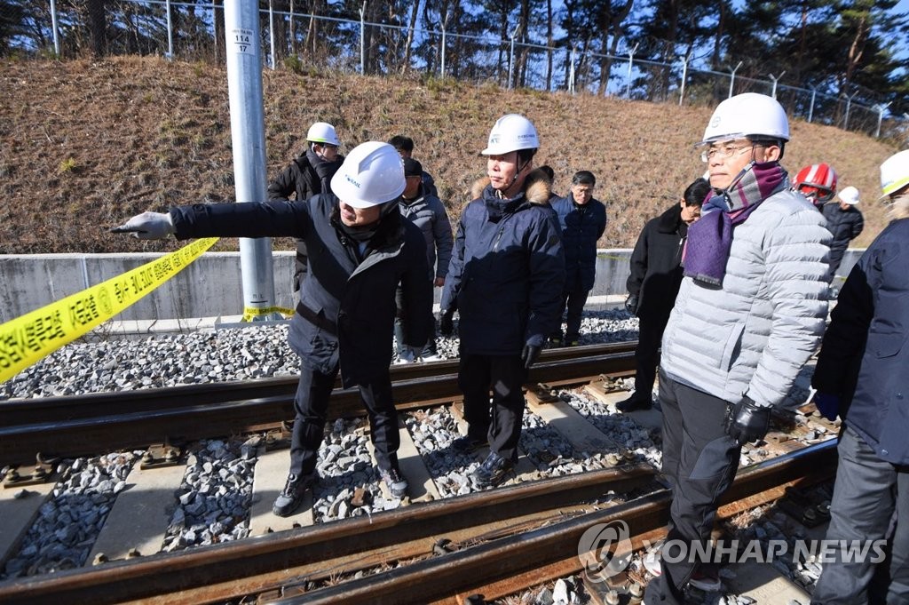KTX 사고 현장 찾은 김정렬 차관