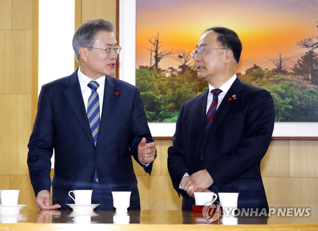 문 대통령, 홍남기 신임 경제부총리와 무슨 얘기?