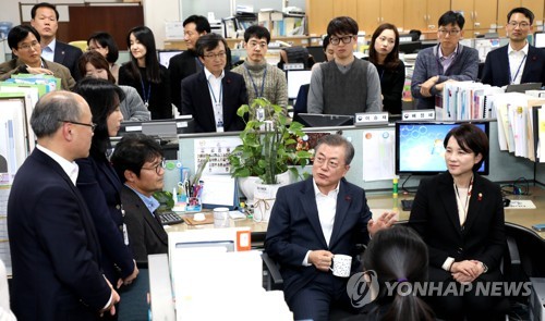 유아교육정책과 직원들 격려 나선 문 대통령