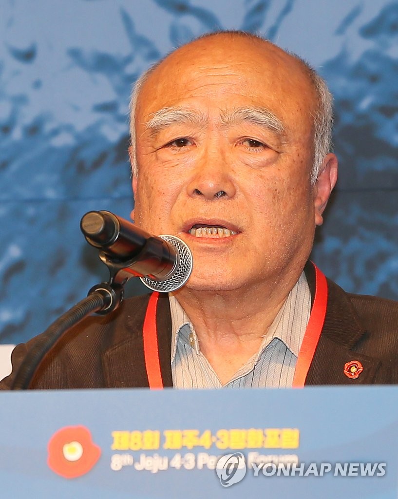 기조강연하는 현기영 작가