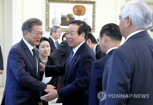 일한의원연맹 대표단과 만난 문 대통령