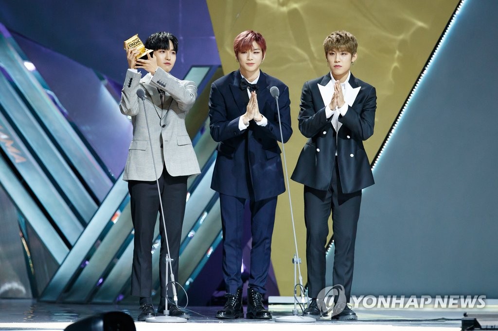 Wanna One Triple Position at music awards Wanna One Triple Position at music awards