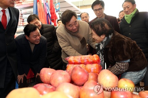 이낙연 총리, 광주 양동시장 상인 격려