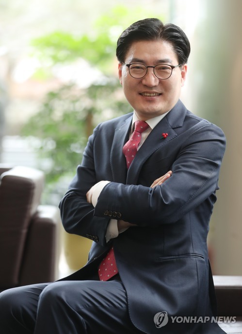 포즈 취하는 이정훈 강동구청장