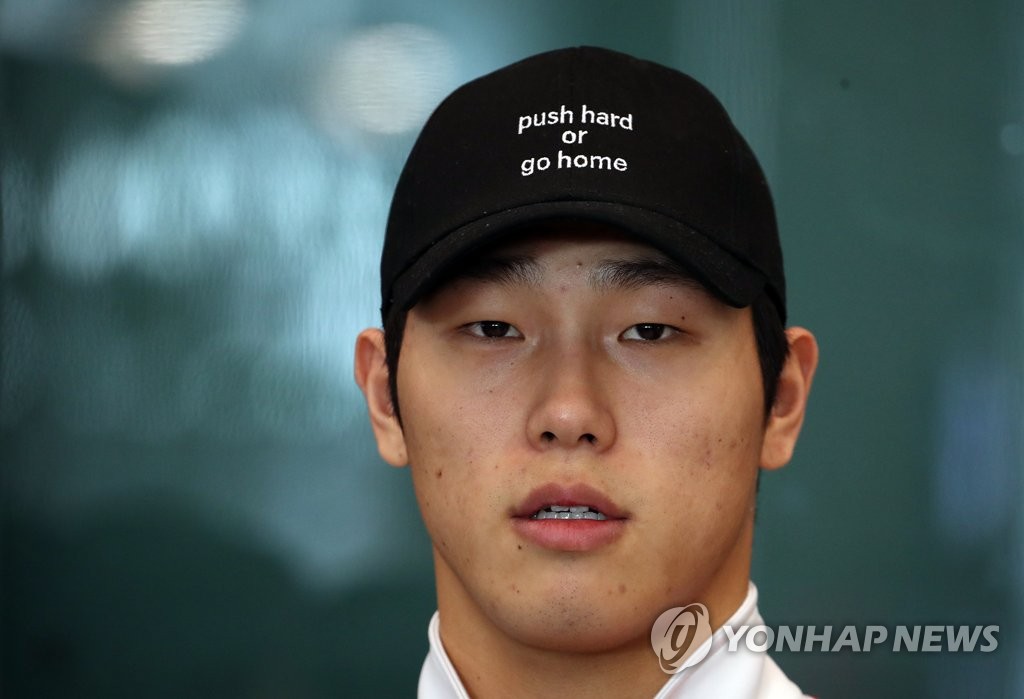 답변하는 윤성빈