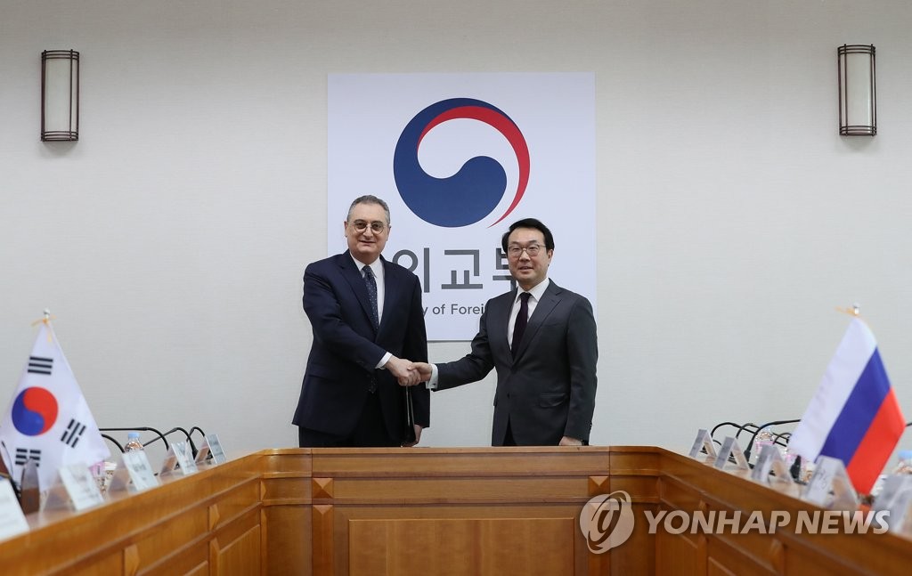 한·러 북핵 수석대표 악수