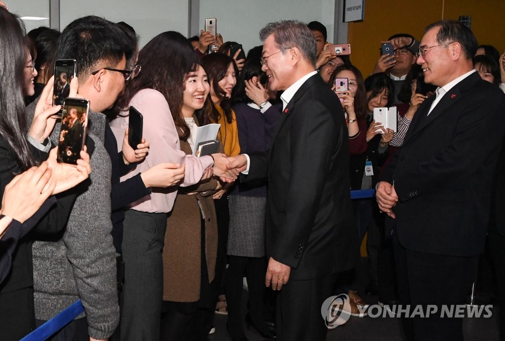 농식품부 직원들과 인사하는 문 대통령