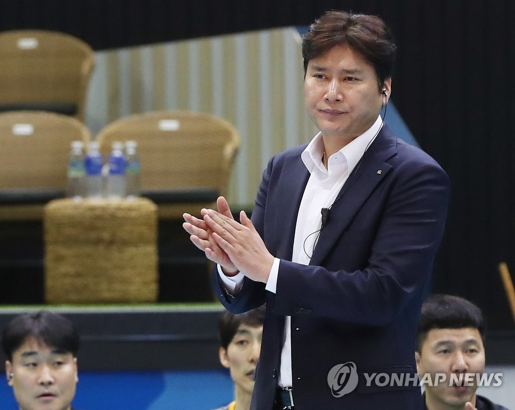 경기 지켜보는 권순찬 KB손해보험 감독
