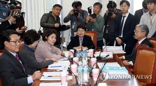 의견 나누는 고용노동소위 의원들