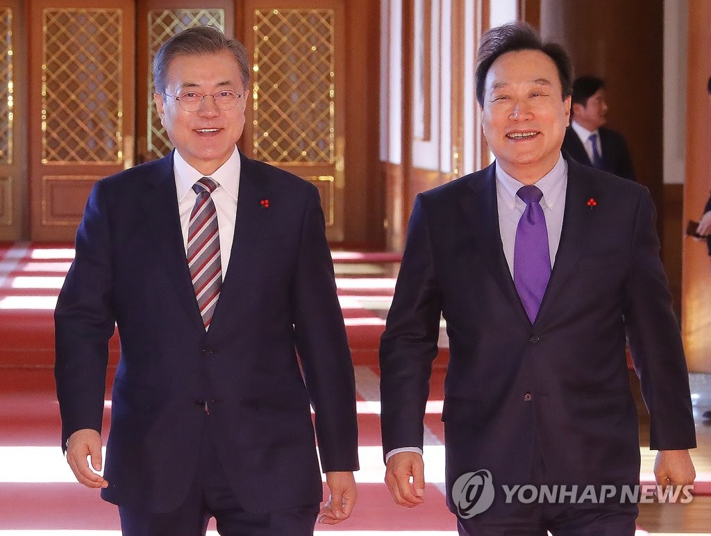 문 대통령, 김광두 부의장과 국민경제자문회의 입장