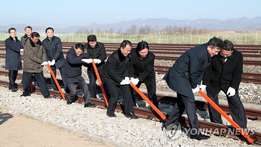 궤도 체결식 하는 남북 관계자들