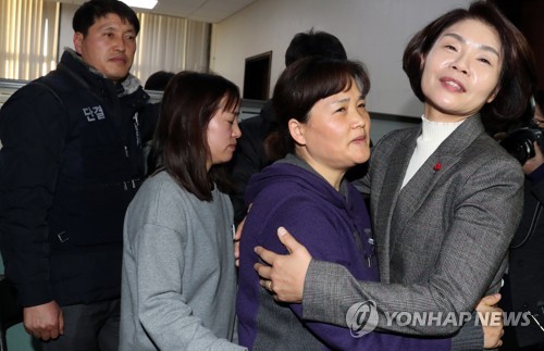 포옹하는 한정애 간사와 어머니 김미숙 씨