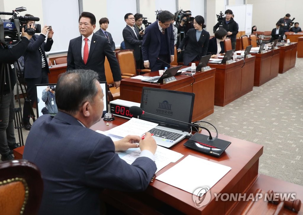 교육위 회의장 떠나는 한국당 의원들