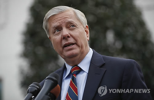 트럼프와 회동 후 브리핑하는 그레이엄 상원의원