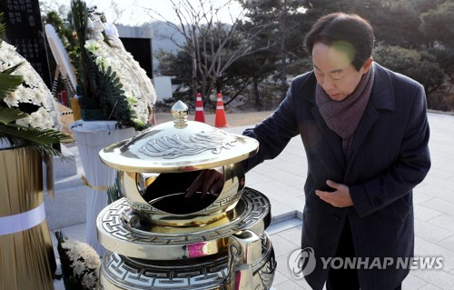 김현철 이사, 김영삼 전 대통령 묘역 참배