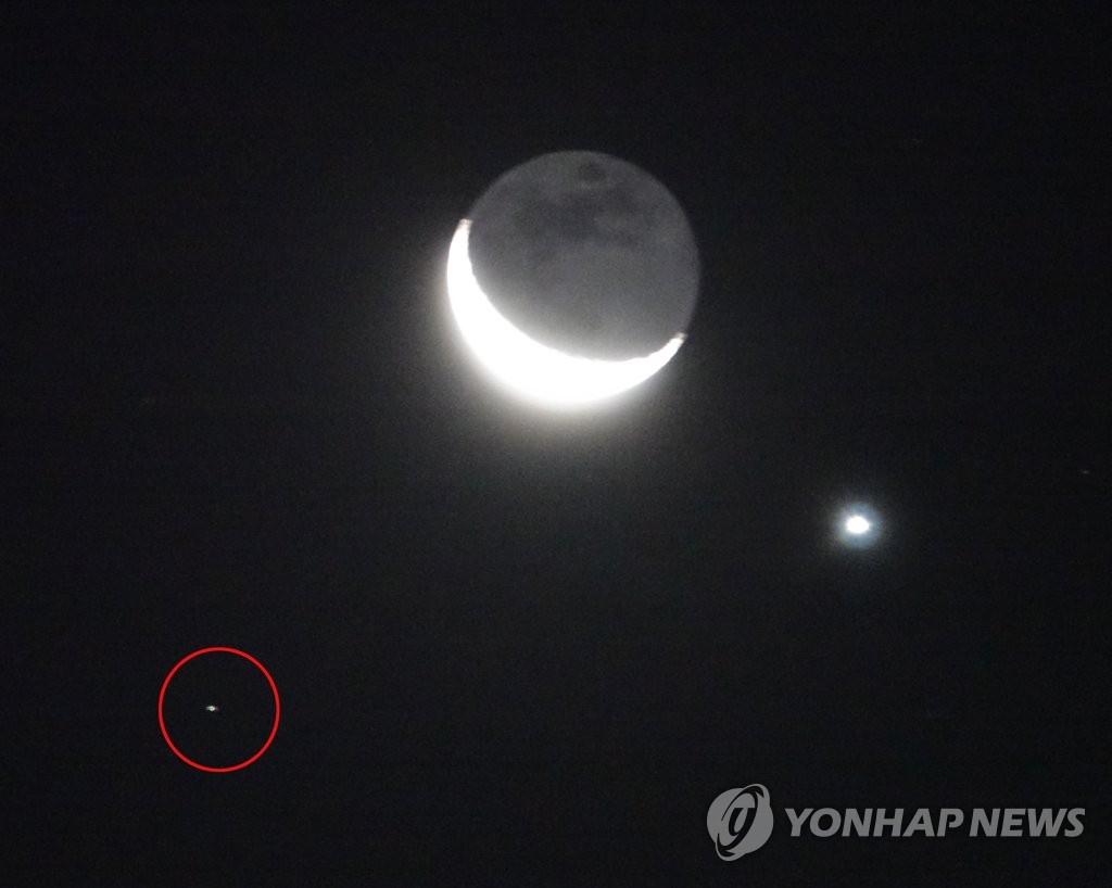새해 새벽 달과 금성, 주벤엘하크라비의 만남