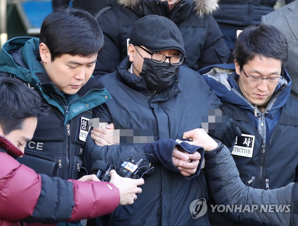 This photo taken on Jan. 2, 2019, shows the suspect surnamed Park, wearing a black mask, headed for a court hearing on his arrest warrant. (Yonhap)
