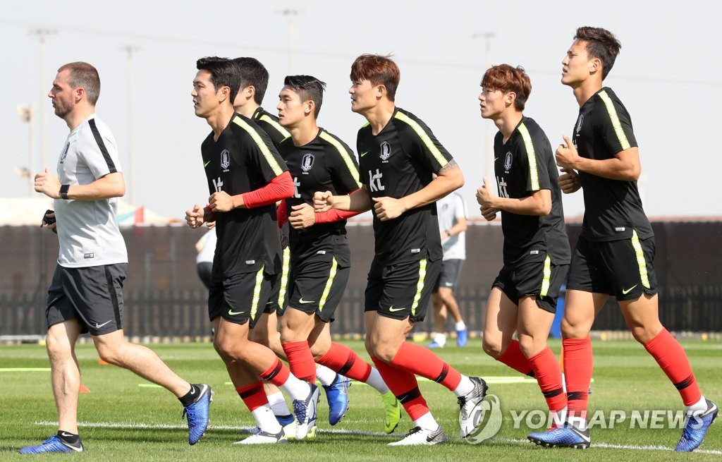 러닝하는 황의조, 김민재, 이용