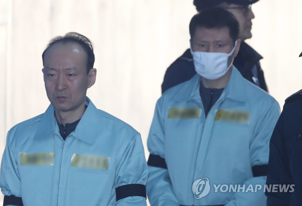 '국정원 특활비' 항소심 선고 출석하는 이재만-안봉근