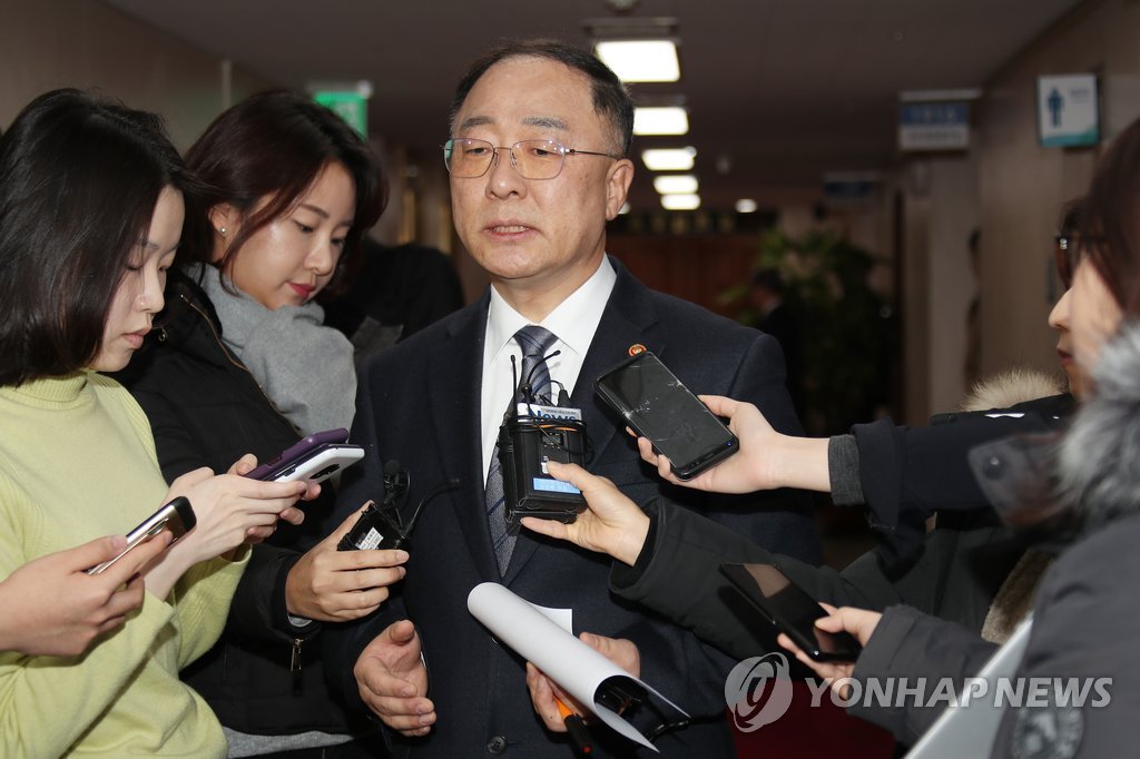발언하는 홍남기 부총리