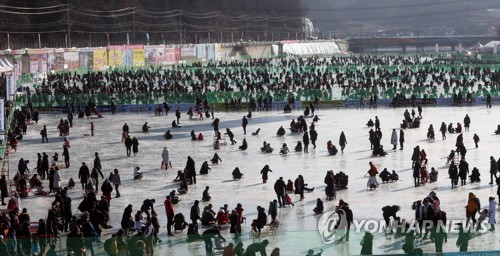 추위 잊은 화천산천어축제 인파