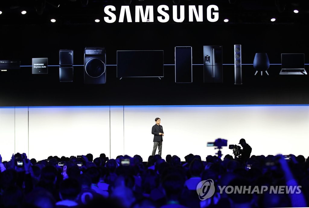 Kim Hyun-suk, president of Samsung Electronics Co., presents new products during a press conference held in Las Vegas on Jan. 7, 2019, ahead of the opening of the Consumer Electronics Show. (Yonhap)