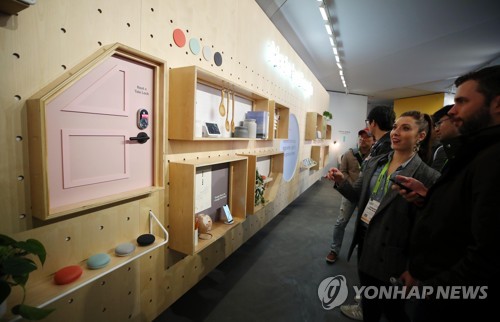 구글 전시관 둘러보는 관람객들