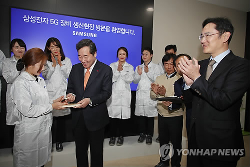 수필집에 사인하는 이 총리
