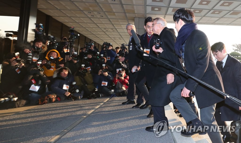 양승태, 취재진 질문에 대답 없이 출석