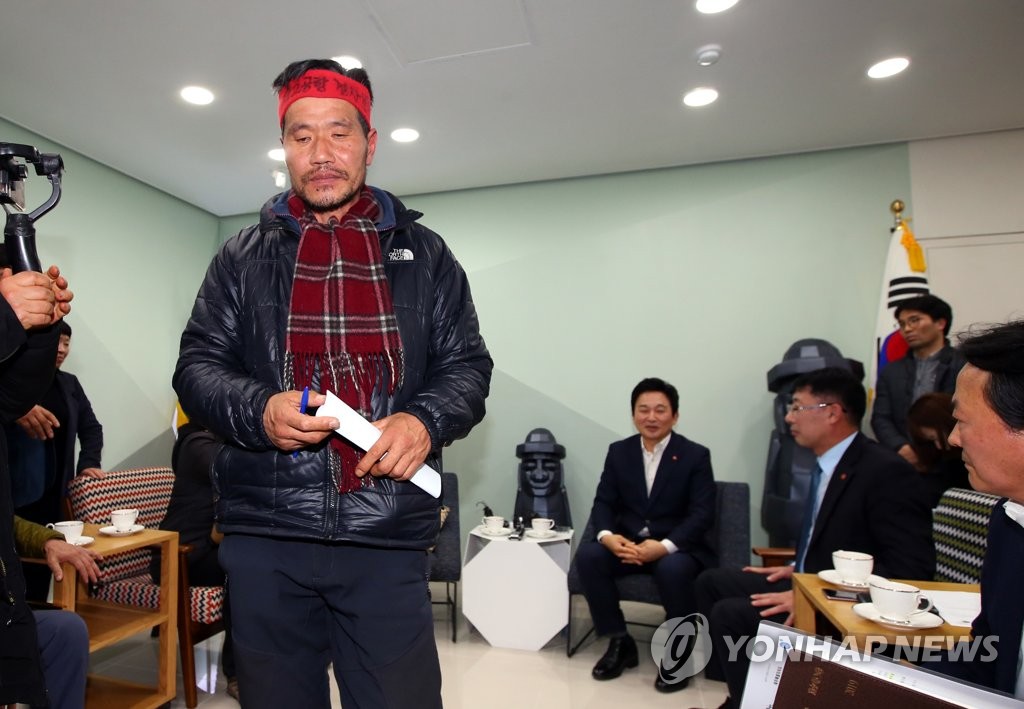면담 장소 떠나는 김경배씨