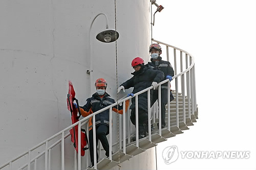 '426일 만에 굴뚝농성 끝낸 파인텍 노동자'