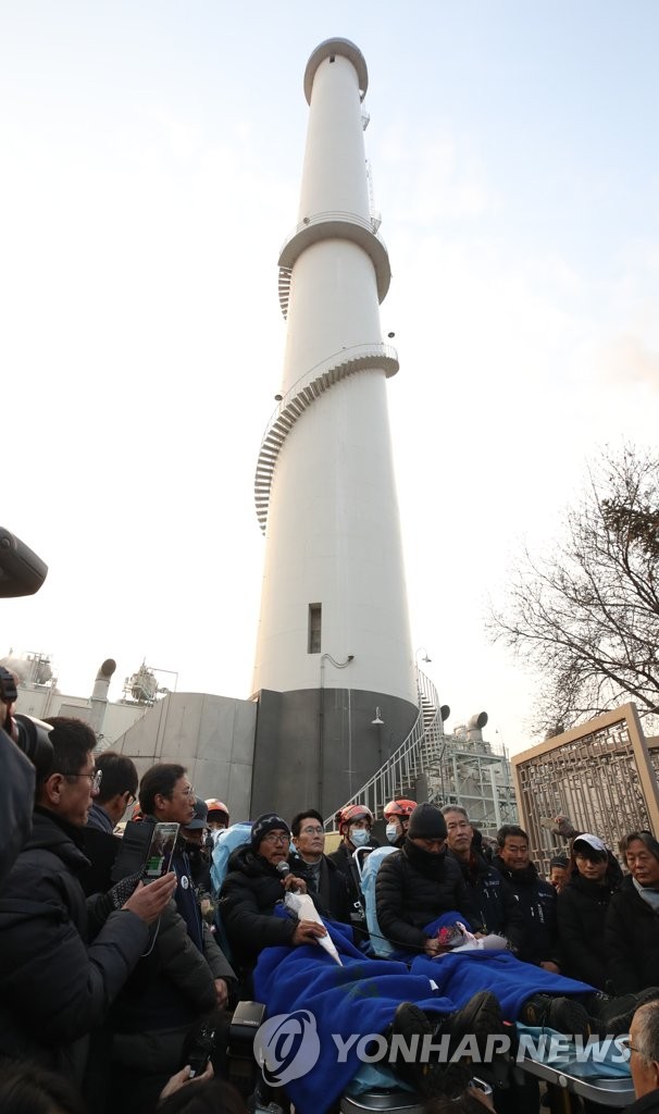 Labor deal ends 426-day protest atop smokestack Labor deal ends 426-day protest atop smokestack