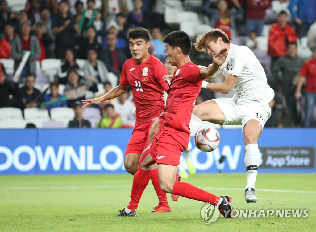 슛하는 황의조