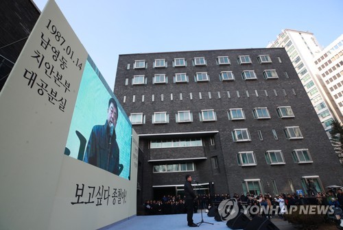 유족 인사하는 박종철 열사 형