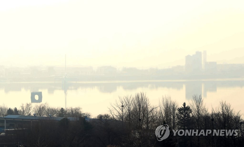 미세먼지에 가린 소양강