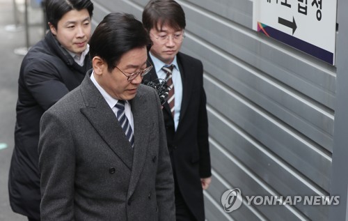 두 번째 재판 출석 이재명, 질문엔 '묵묵부답'