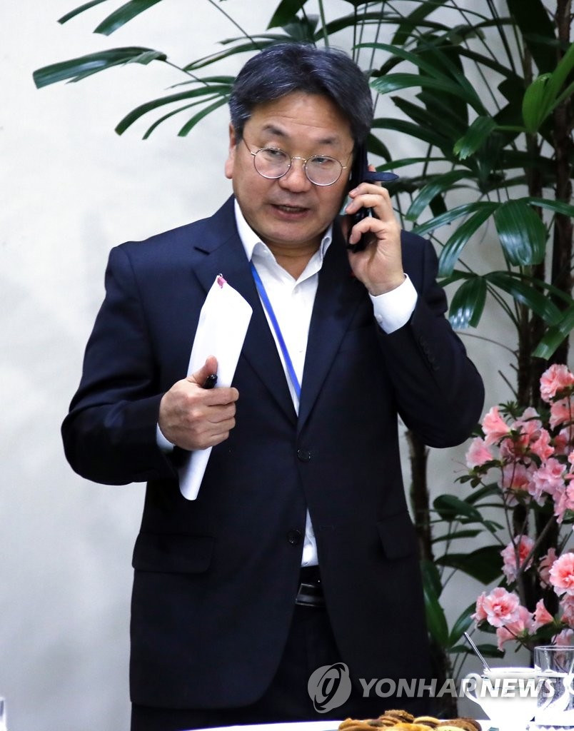 올해 첫 수석ㆍ보좌관회의 입장하는 강기정 정무수석