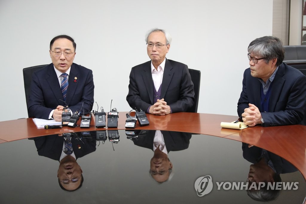 경사노위 방문한 홍남기 부총리