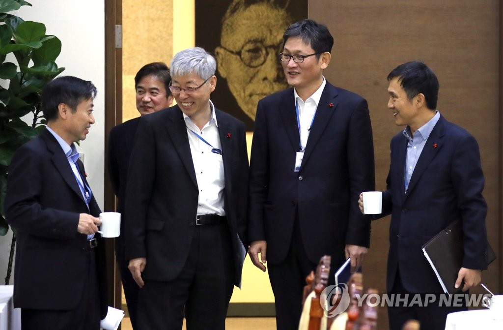 얘기 나누는 신임 참모진