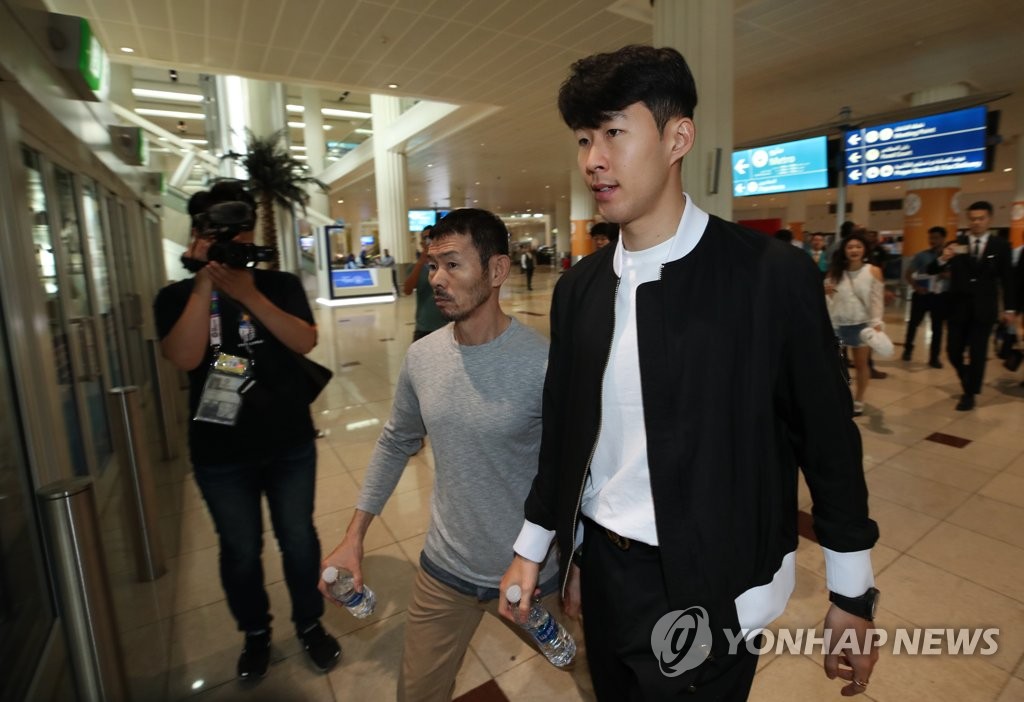 아버지와 함께 두바이 도착한 손흥민