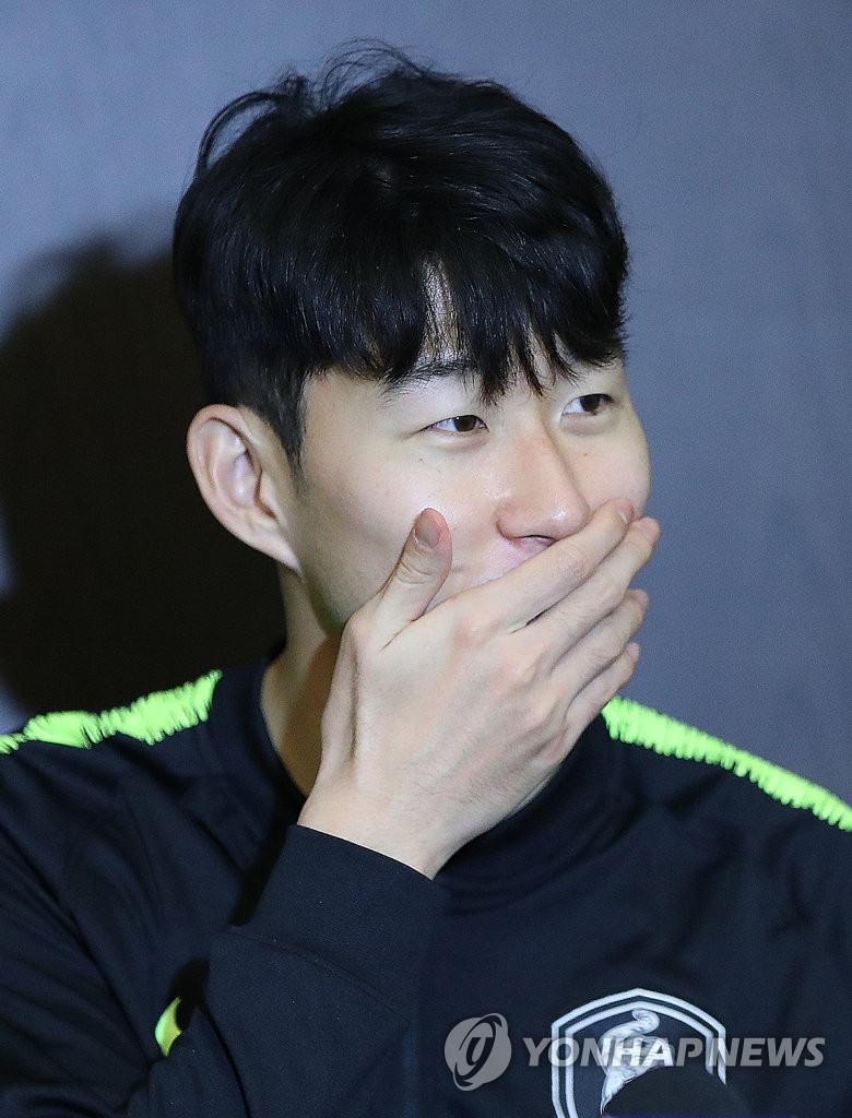 미소 짓는 손흥민
