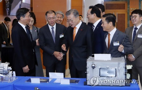 정의선 현대차 부회장에게 수소차 질문하는 문 대통령